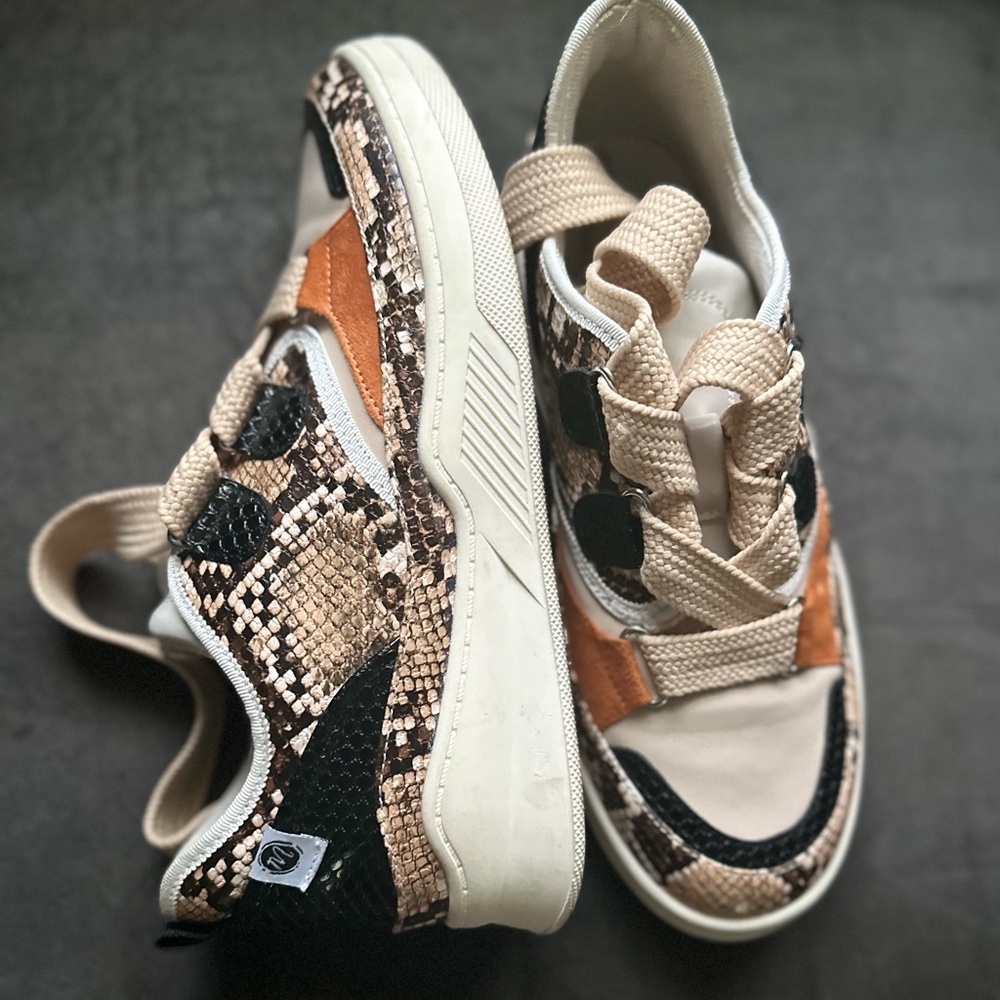 Matisse Shindig Embossed Snake Print
Lace-up Sneakers